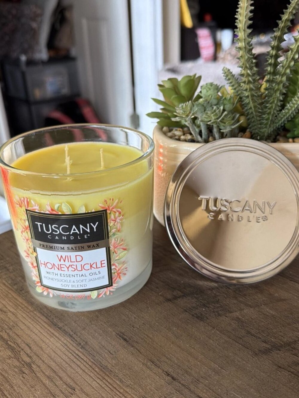 Tuscany Candle Wild Honeysuckle Long-Lasting Scented Jar Candle (14 oz) - NEW